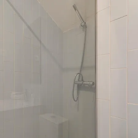 Host Wise - Modern Comfy Flat *